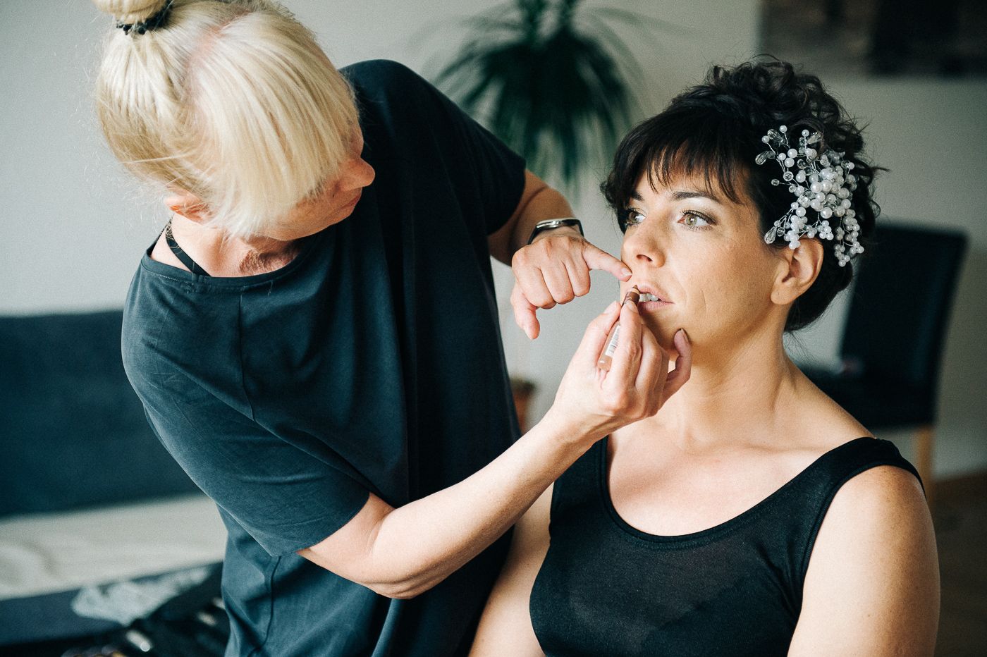Simone Zbinden Visagistin am Kreieren des Braut-Make-ups