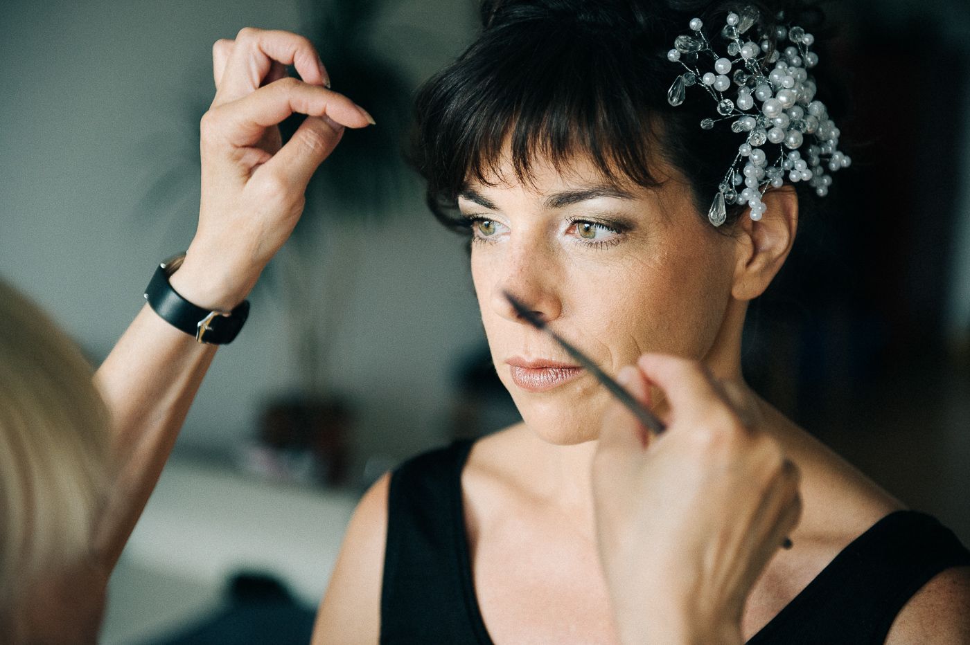 Simone Zbinden Visagistin beim Kreieren des Braut-Make-ups