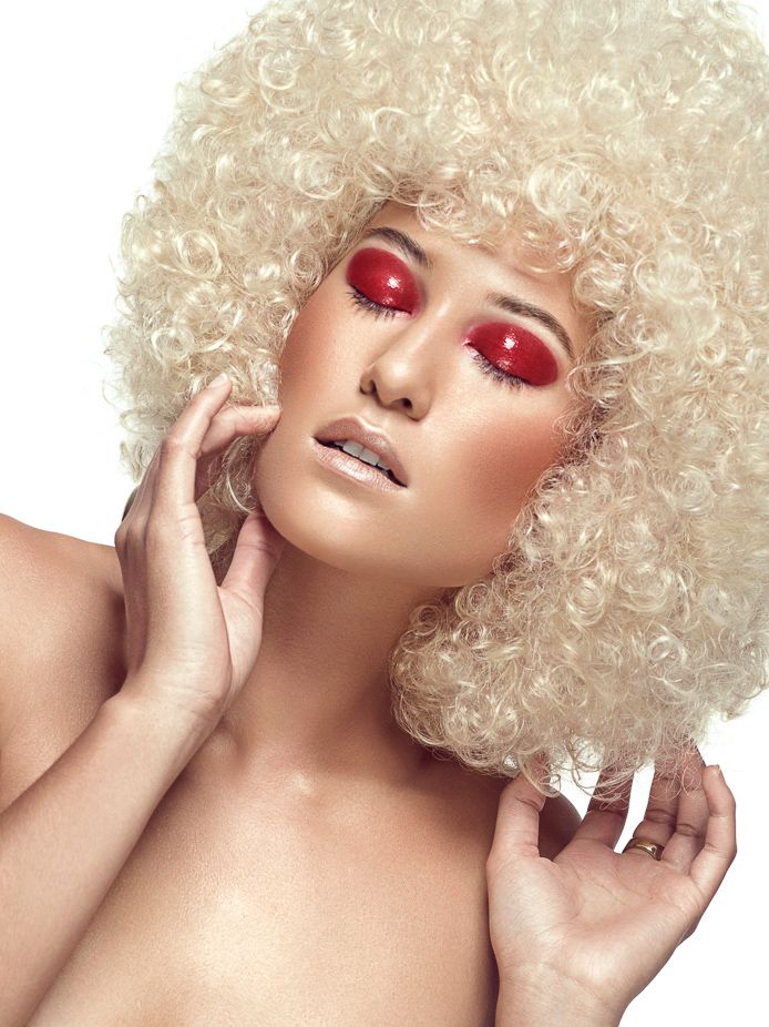 rotes glossy make-up mit blondem afro von simone zbinden, visagistin, make-up artist, winterthur
