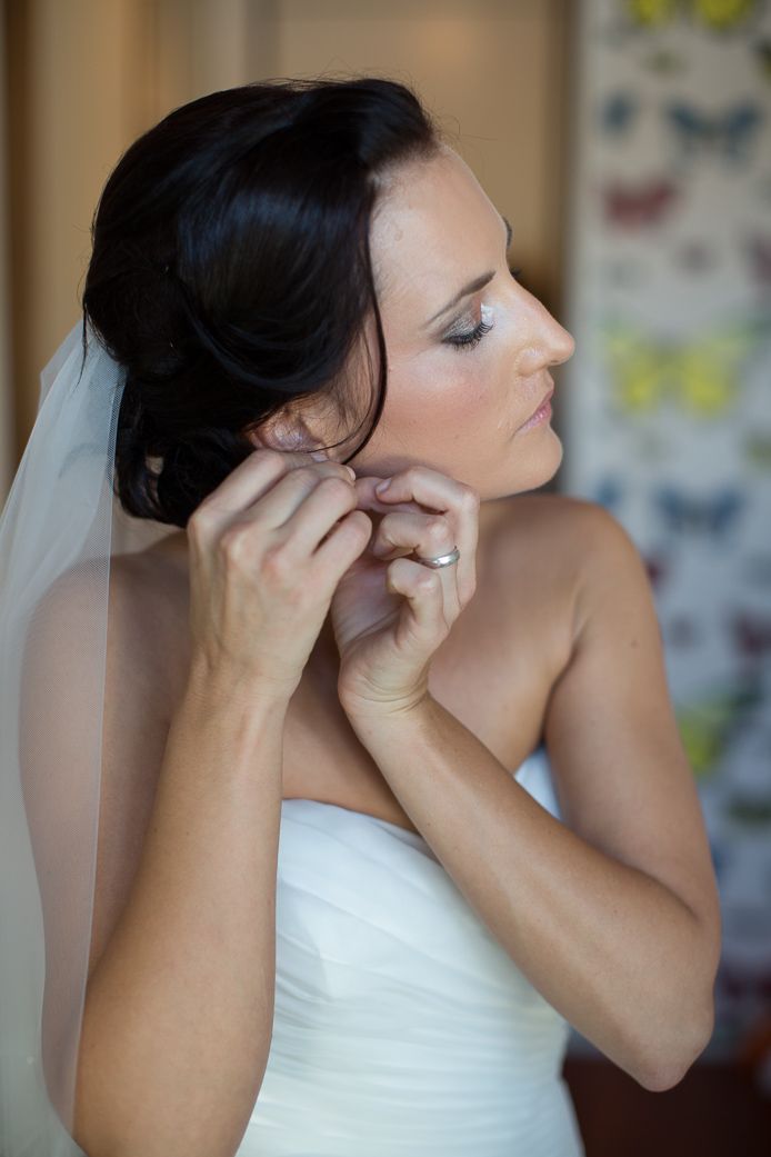 Braut macht sich fertig für die Trauung, Make-up von Simone Zbinden Visagistin